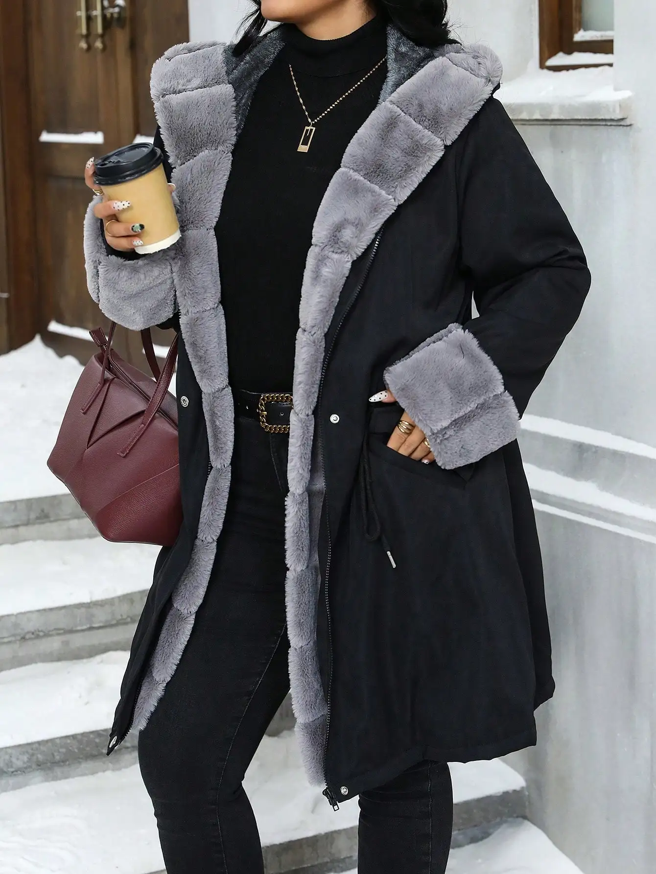 Damski płaszcz zimowy plus size z kapturem, wykończeniem z sztucznego futra, marszczoną talią i zapięciem na zamek błyskawiczny.