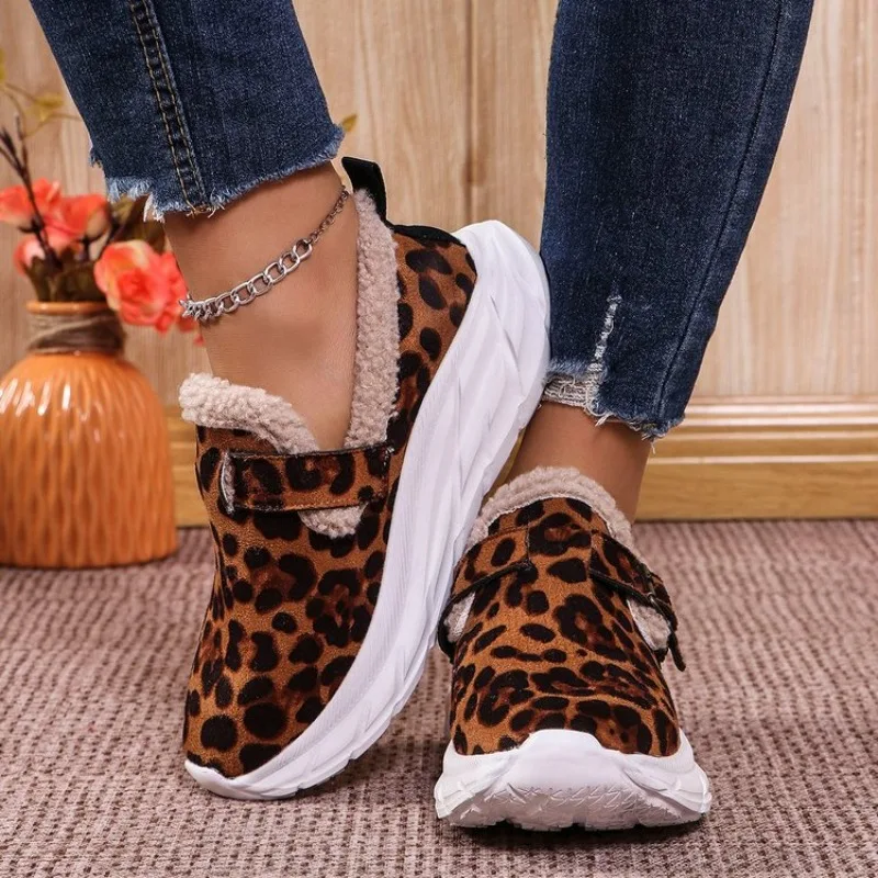 

Large-sized Fleece Warm Women's Shoes, New Fashion Flat Round Toe Belt Buckle Women's Cotton Shoes for Autumn and Winter 2025