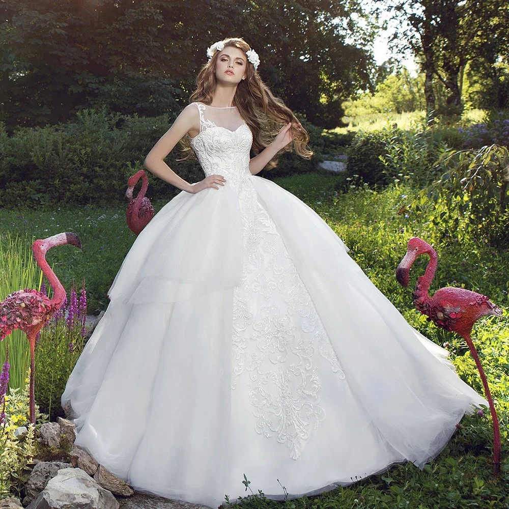 Exquisitos vestidos de novia con Apliques de encaje, vestidos de baile blancos sin mangas con cuello redondo, vestidos de novia elegantes con tren de barrido plisado a la moda