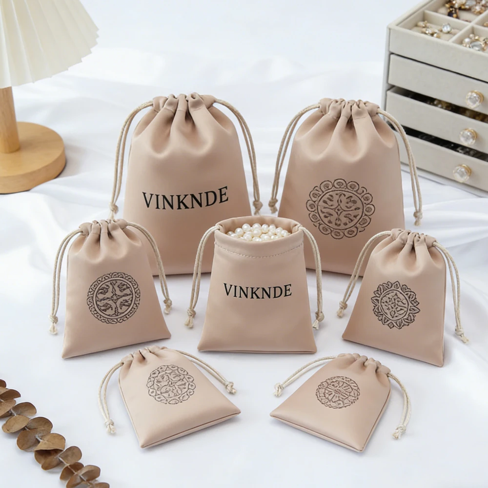 

50/100 шт. подарочные мешочки для украшений с индивидуальным логотипом, шелковые атласные упаковочные мешочки на шнурке, свадебные сувениры для колец и ожерелий