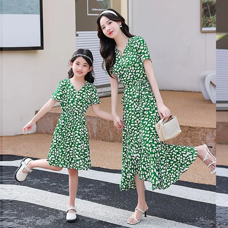 

Mother Daughter Matching Summer Dress 2023 New Women and Baby Floral Dress French Style Children Girls Beach One Piece Clothing