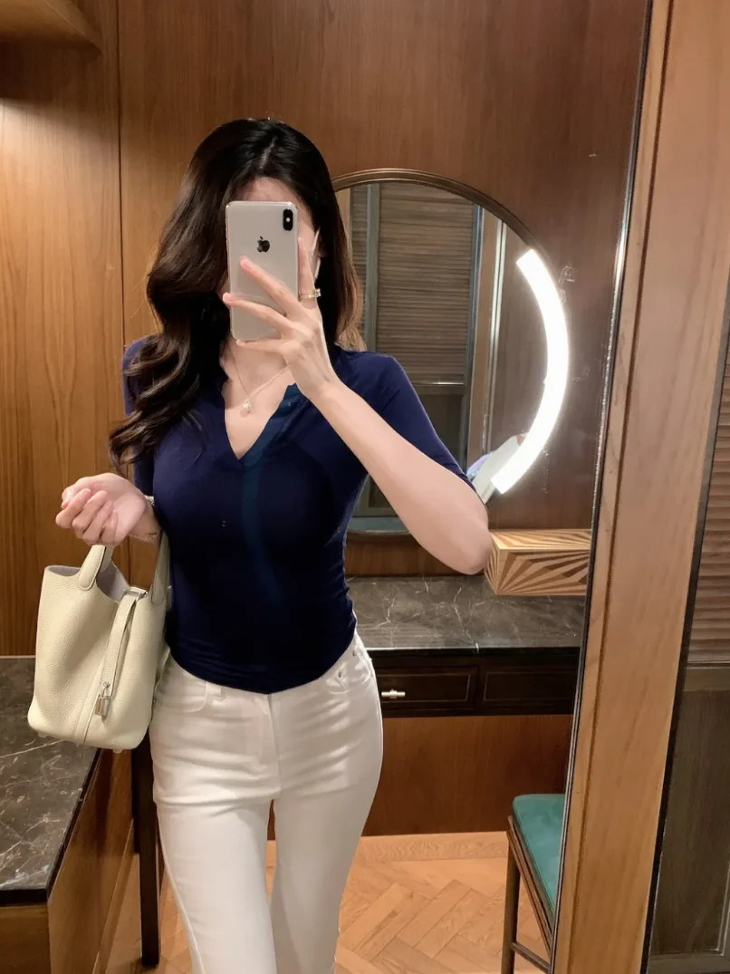 

Сексуальная футболка Pure Desire с V-образным вырезом и коротким рукавом, белая с эффектом сияющего индиго, летняя коллекция 2024, новинка, приталенный крой