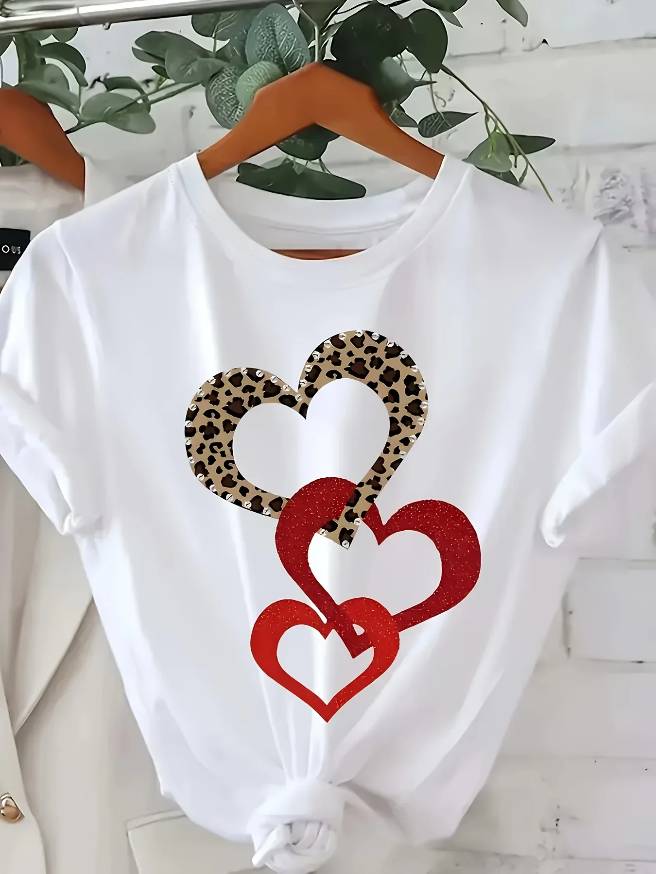 

Женская повседневная футболка с принтом Love Heart - модный топ с короткими рукавами и круглым вырезом с леопардовым принтом и красным сердечком Y2K
