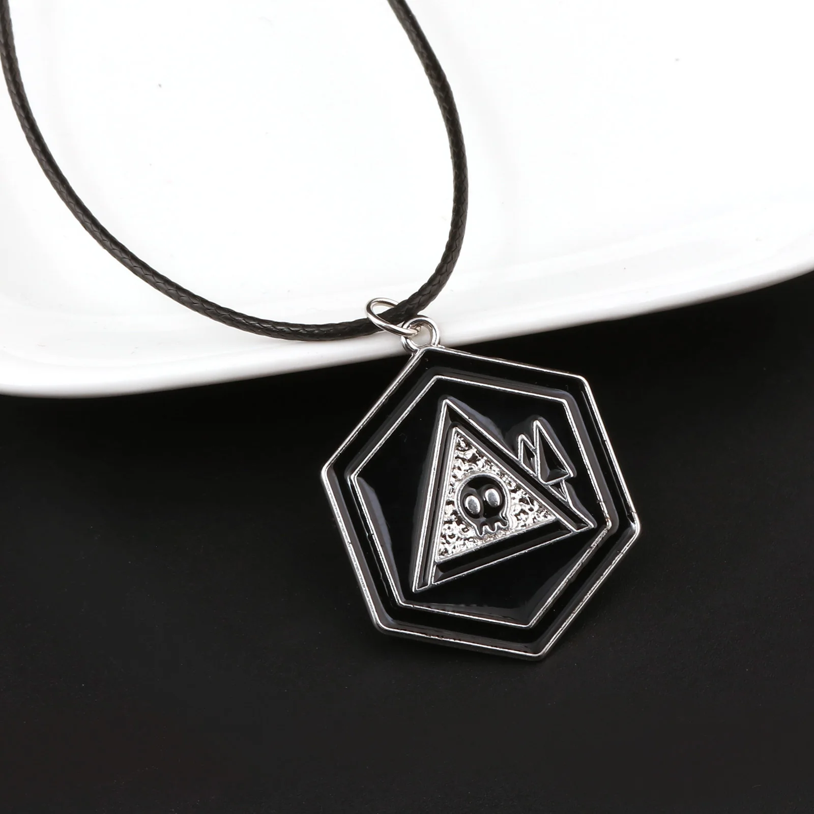 أنيمي القتل الطائرات بدون طيار تأثيري قلادة القوطية هيكل جمجمة قلادة سوداء الرقبة الترقوة سلسلة الأزواج هالوين الملحقات