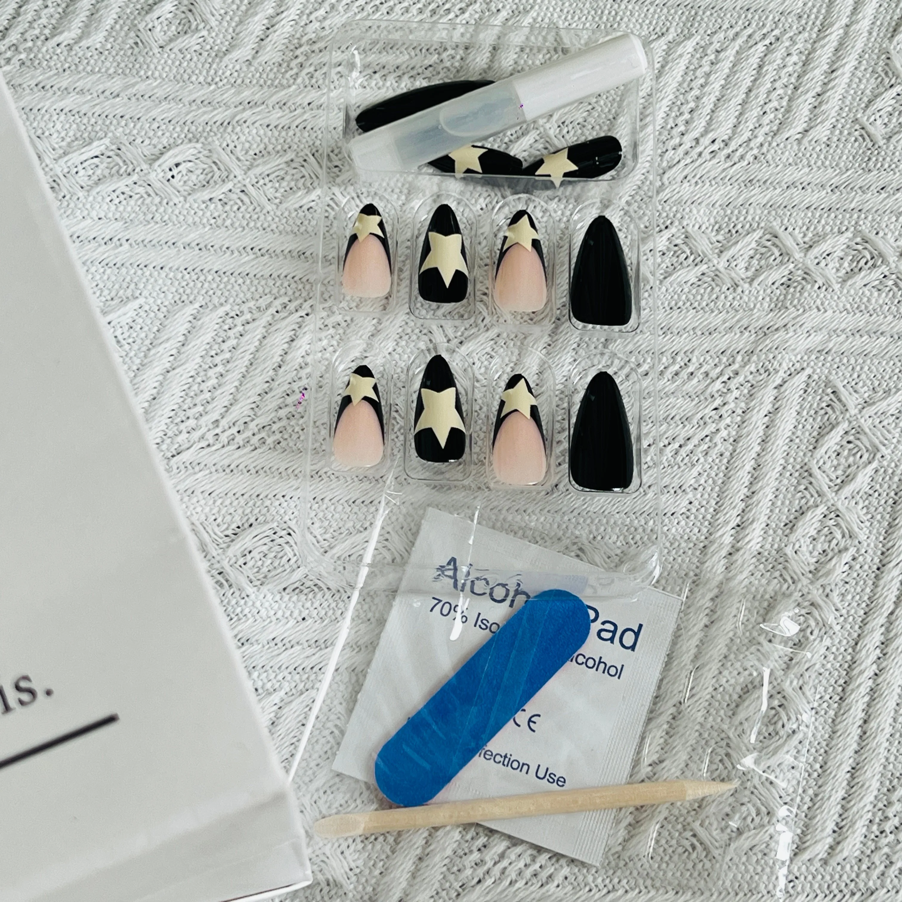 24개 중간 및 긴 스틸레토 프레스온 네일 - 별 디자인이 있는 핑크 및 블랙 컬러 블록 |   풀 세트 탈부착 가능한 인조 손톱