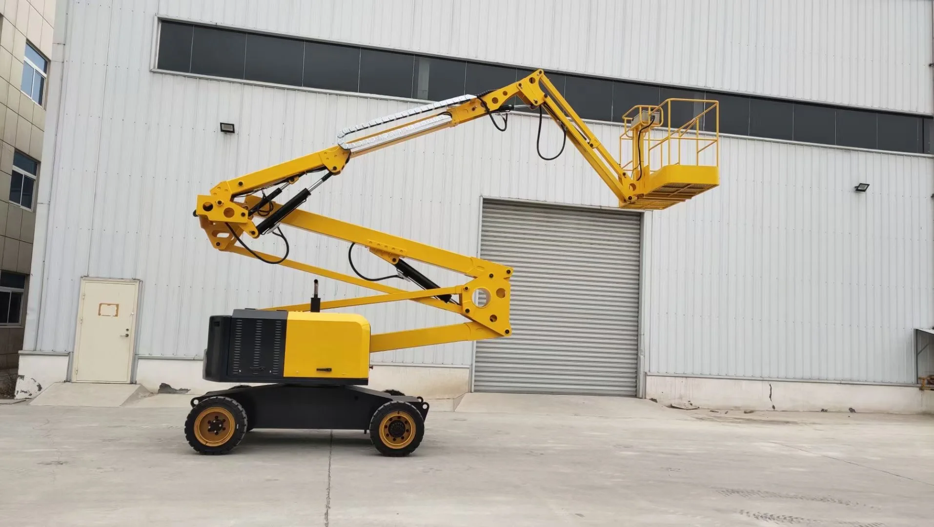 Precision Boom Lift Flexible Positioning Equipment For Accurate Operation In Narrow Spaces