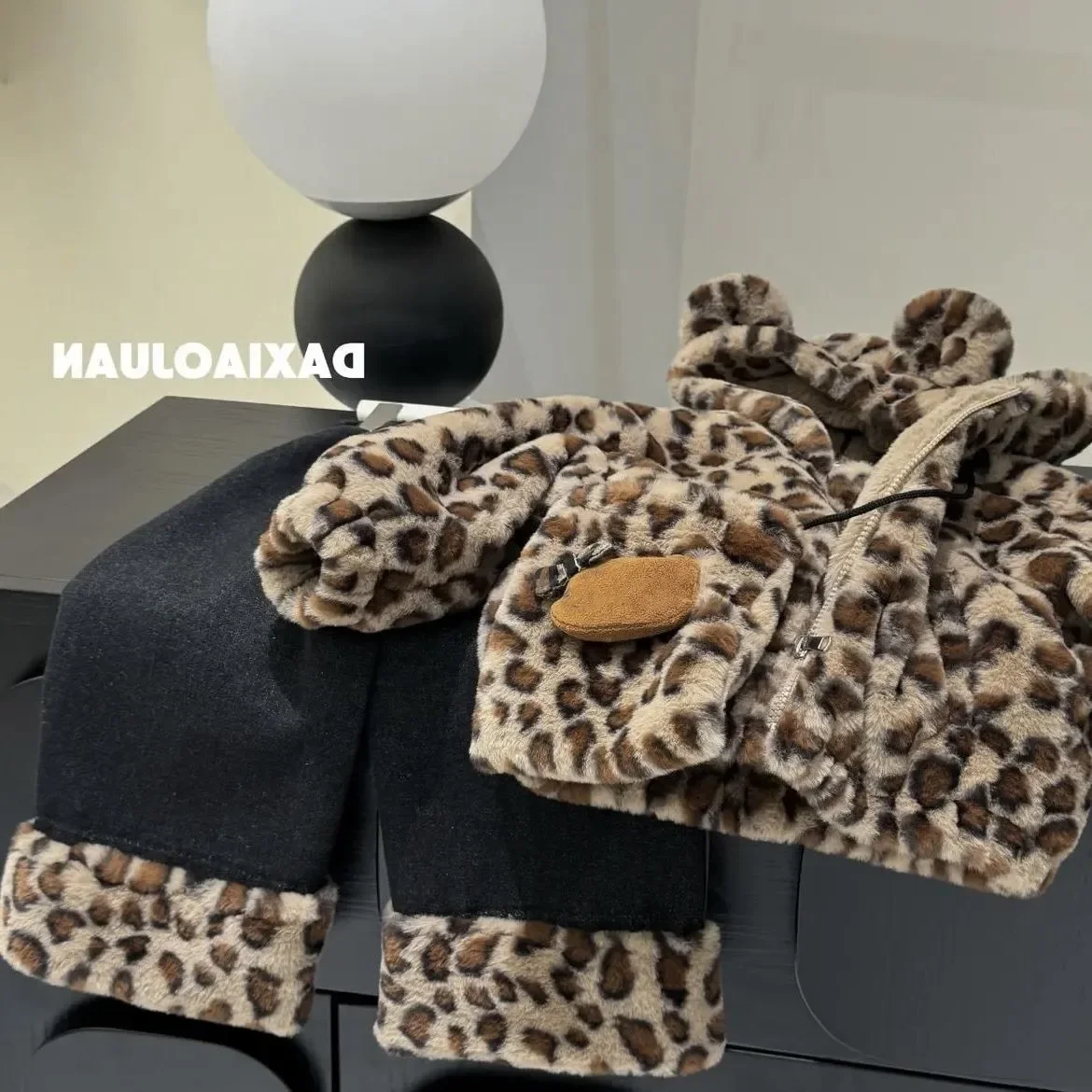 Girls' Winter Coat 2026 New Children's Hooded Leopard Pattern with Thick Velvet for Warmth Jacket