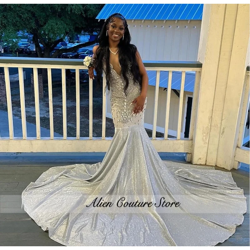 Srebrna, błyszcząca, elegancka suknia balowa w stylu syreny, luksusowa, zdobiona kryształami, seksowna, z odkrytymi plecami, dla czarnoskórej dziewczyny, afrykańska, szyta na miarę.