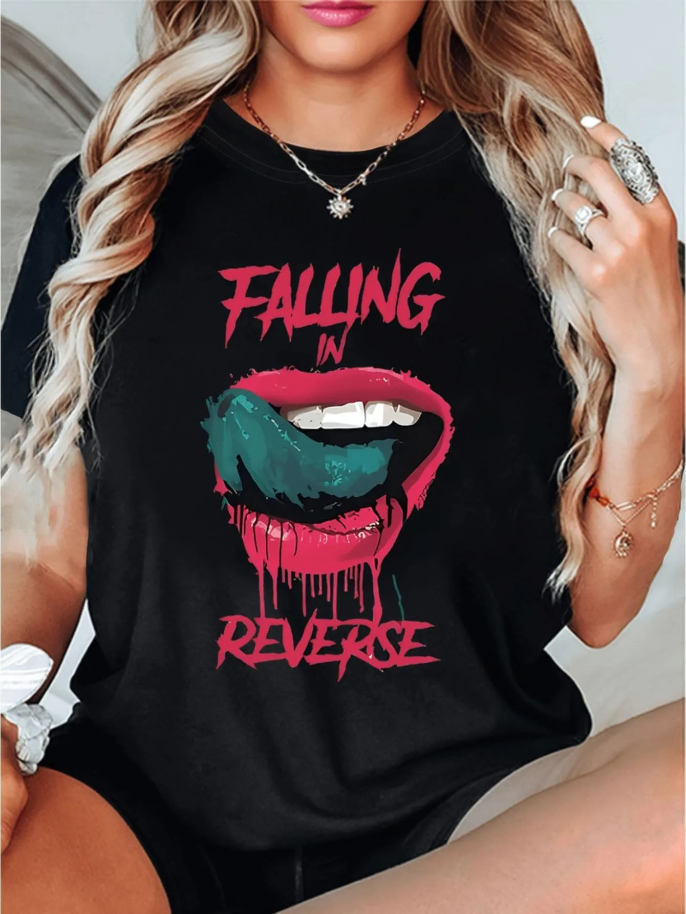 Damen-T-Shirt mit umgekehrtem Logo, kräftiges Rot und Schwarz, kurzärmliges, lässiges Oberteil mit Rundhalsausschnitt, hochelastisches Musik-T-Shirt, geeignet für Konzerte und Freizeitkleidung, maschinenwaschbar, Ganzjahreskleidung im offiziellen Stil