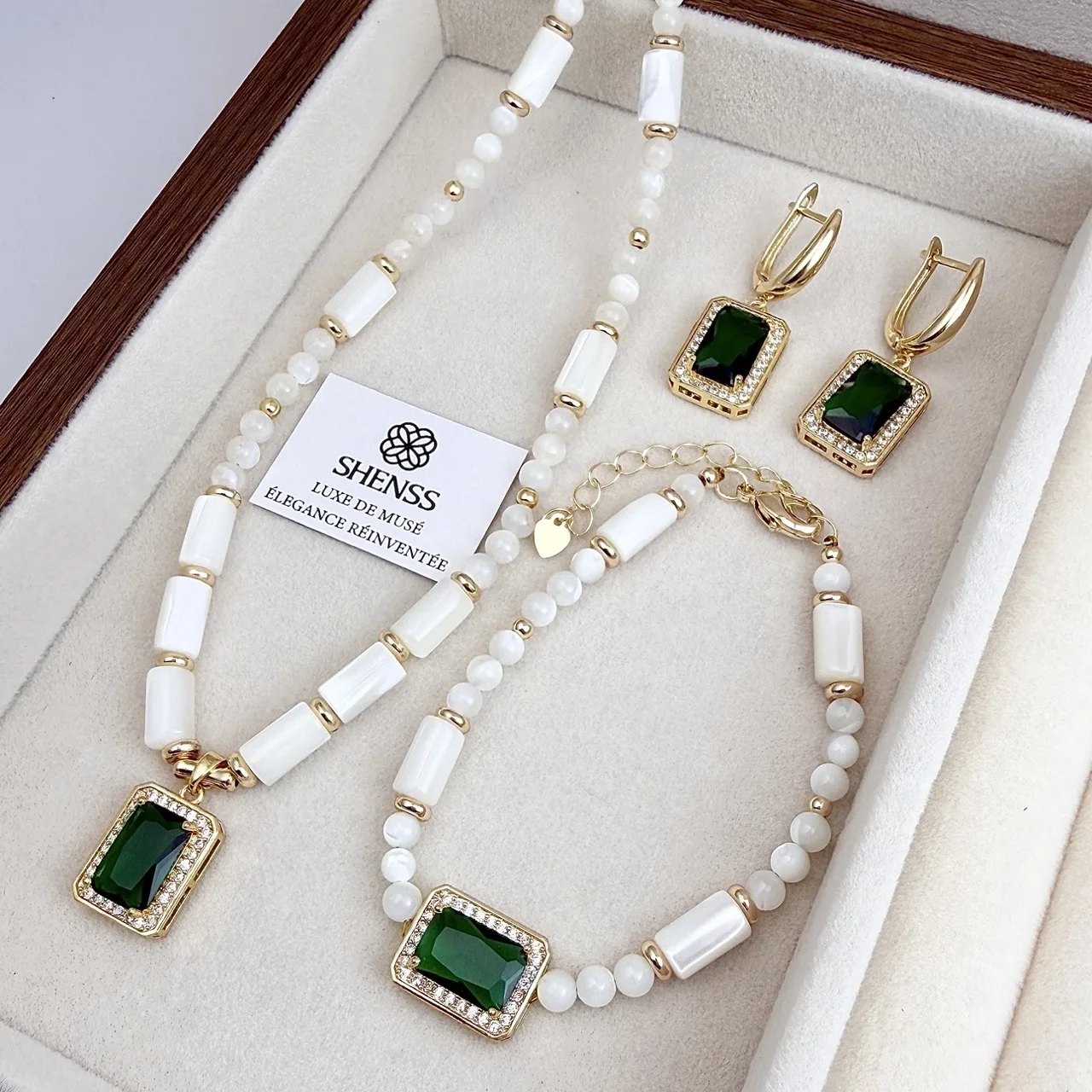 Conjunto de Joyería Minimalista de Lujo con Collar, Pulsera y Aretes de Concha Blanca Natural y Esmeralda, Estilo Retro Versátil