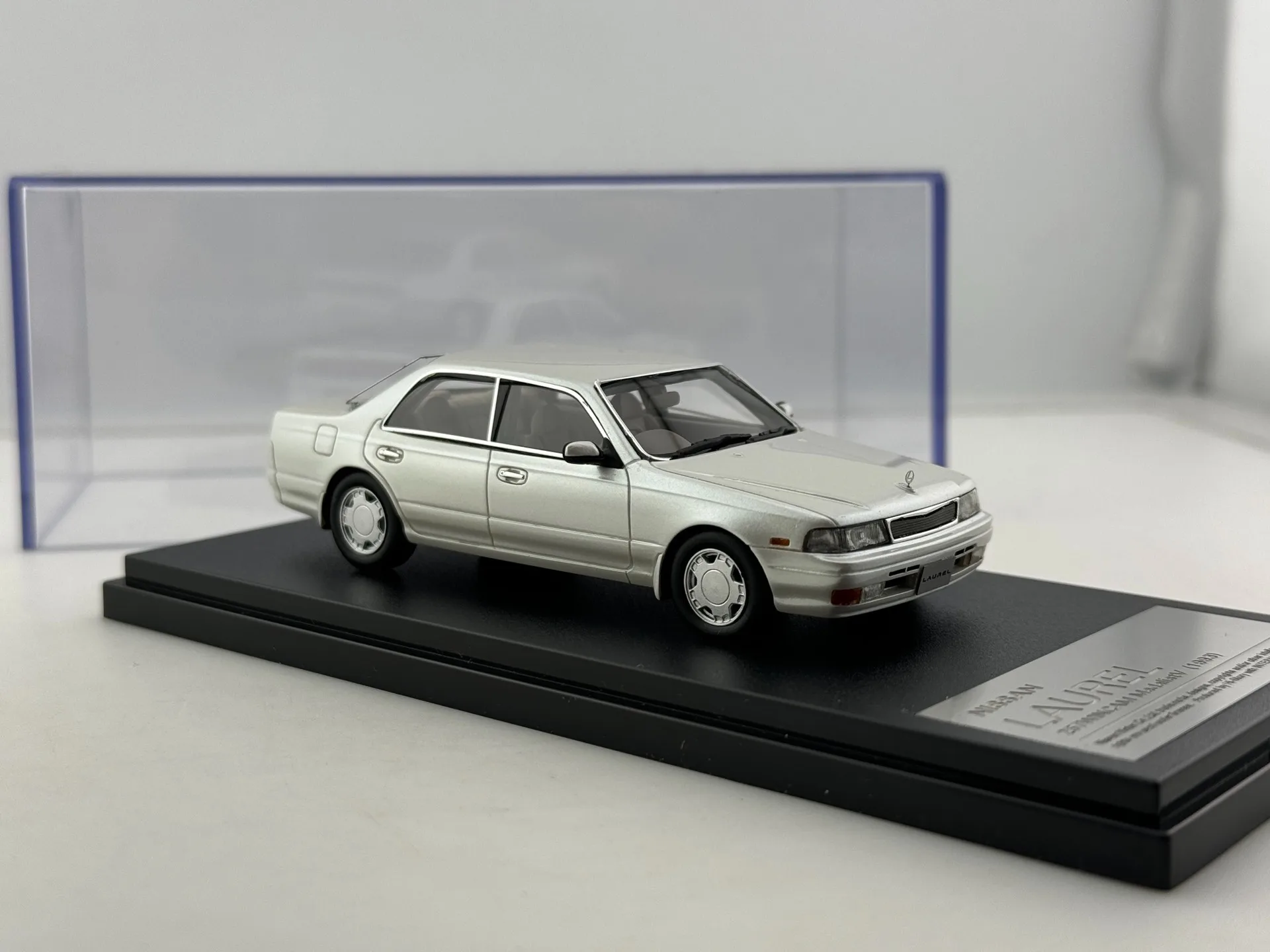 

«Разбитое окно» литье под давлением Hi Story масштаб 1/43 Ловр смола модель автомобиля Коллекционная игрушка подарок сувенир дисплей орнамент