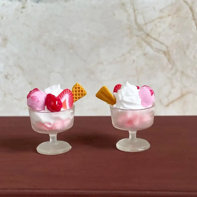 1/2/3/4/5Pcs Miniature Dollhouse อาหารของเล่นสตรอเบอร์รี่บอลสีชมพูถ้วยไอศกรีมรุ่น DIY ตกแต่งสําหรับตุ๊กตาอุปกรณ์เสริมเด็กของขวัญ