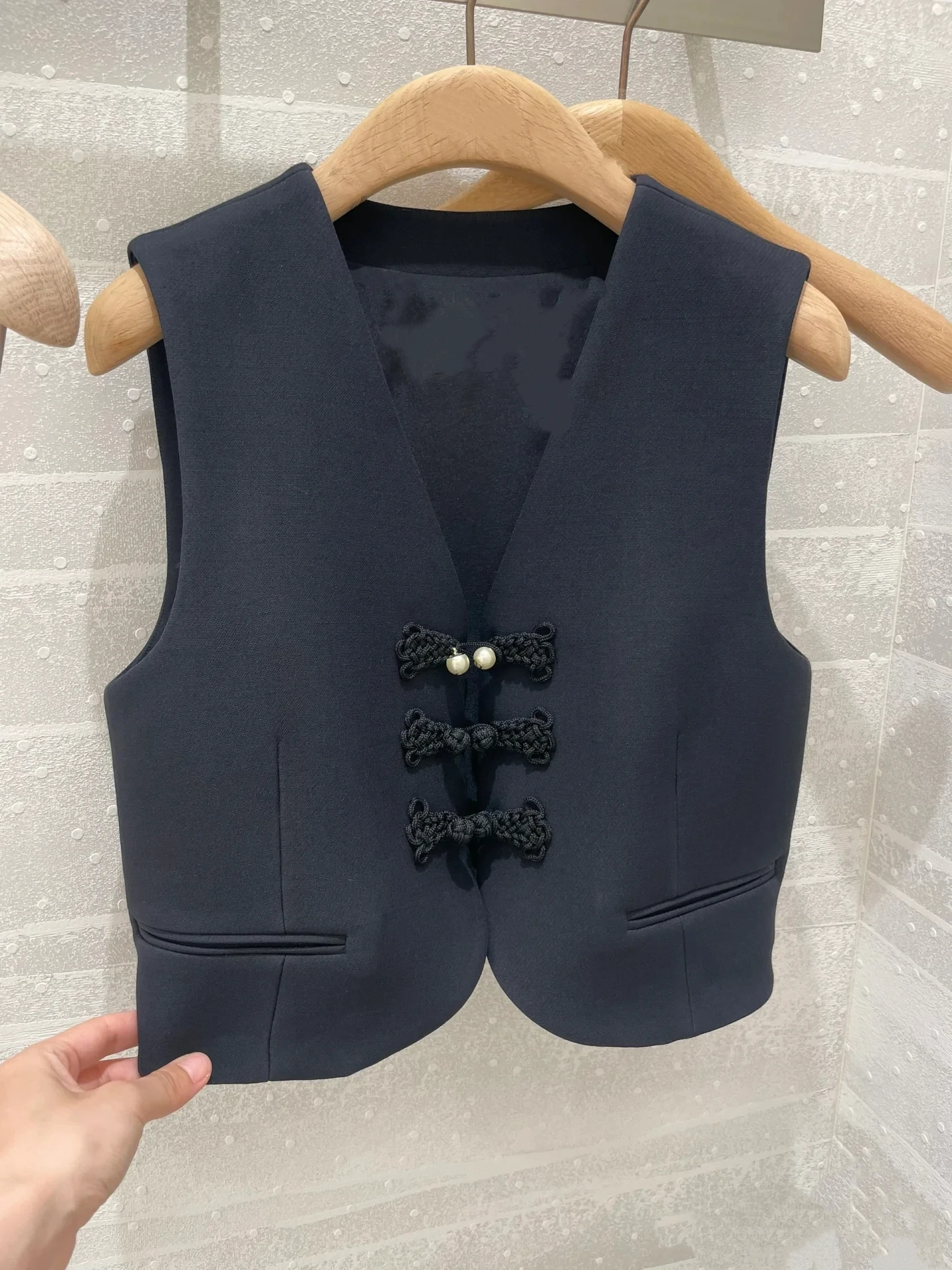 

New Chinese Style Button V-neck Slimming Women's Vest Summer Short Length Single Button Closure Color Commute Style