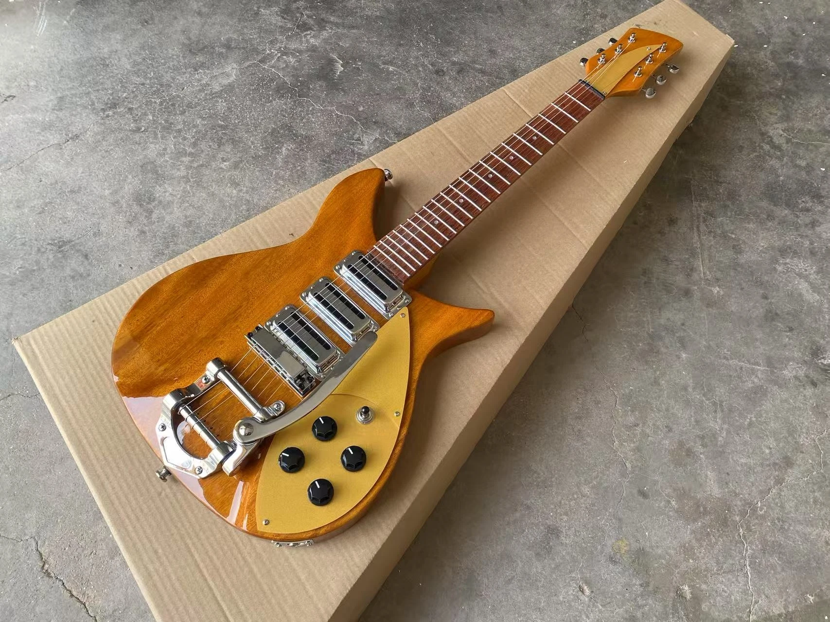 جيتار كهربائي 325 لون أصفر فاتح جسم الماهوجني، جسر اهتزاز، جيتار بيكجوارد ذهبي اللون ثلاثة بيك اب هامبوكر صغير