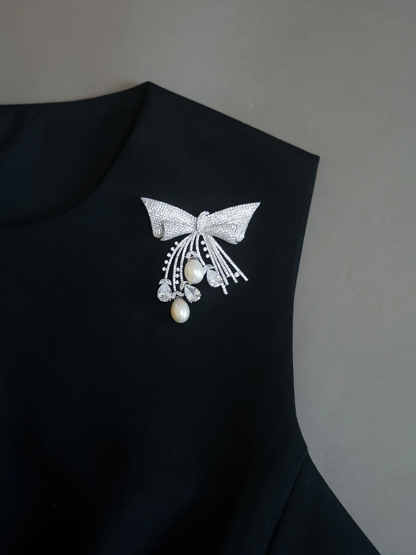 Elegante-broche-a-revers-en-perle-naturelle-nœud-diamant-brillant-accessoires-de-mode-pour-femmes-bijoux-haut-de-gamme-yimstudio