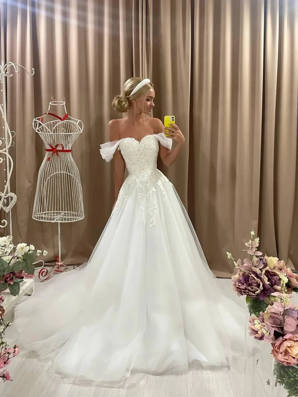 Abito da sposa a trapezio con maniche a sbuffo con spalle scoperte Sexy di moda classica elegante decalcomania abito da sposa da spiaggia con colletto a cuore 2024