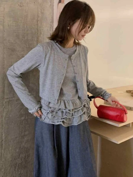 エレガントなグレーのシングルボタンラウンドネックTシャツ、レーストリム付き、多用途なレイヤードトップ、ユニークなデザイン、若々しくシックな女性のファッション