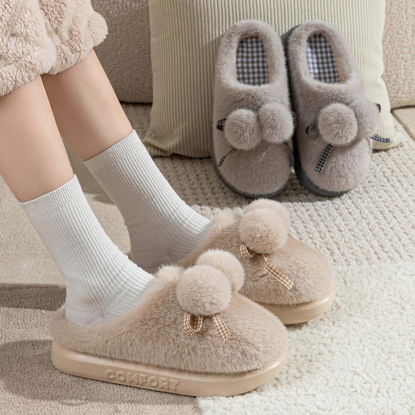 Niedliche Pom-Pom-Warme-Plüsch-Hausschuhe für Damen, Winter, dicke Sohle, Indoor-Hausschuhe, flauschiges Kunstfell, rutschfeste Baumwoll-Slipper für das Schlafzimmer. – Detail 11