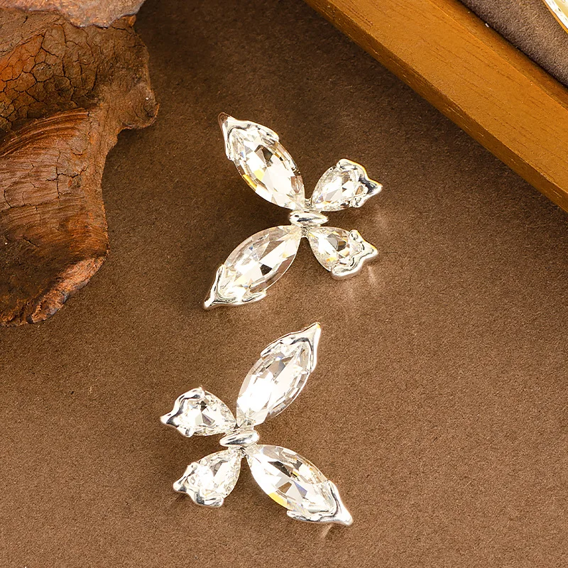 

Exquisite and fashionable diamond-encrusted zircon butterfly earrings, feminine, simple and high-end commuting earrings