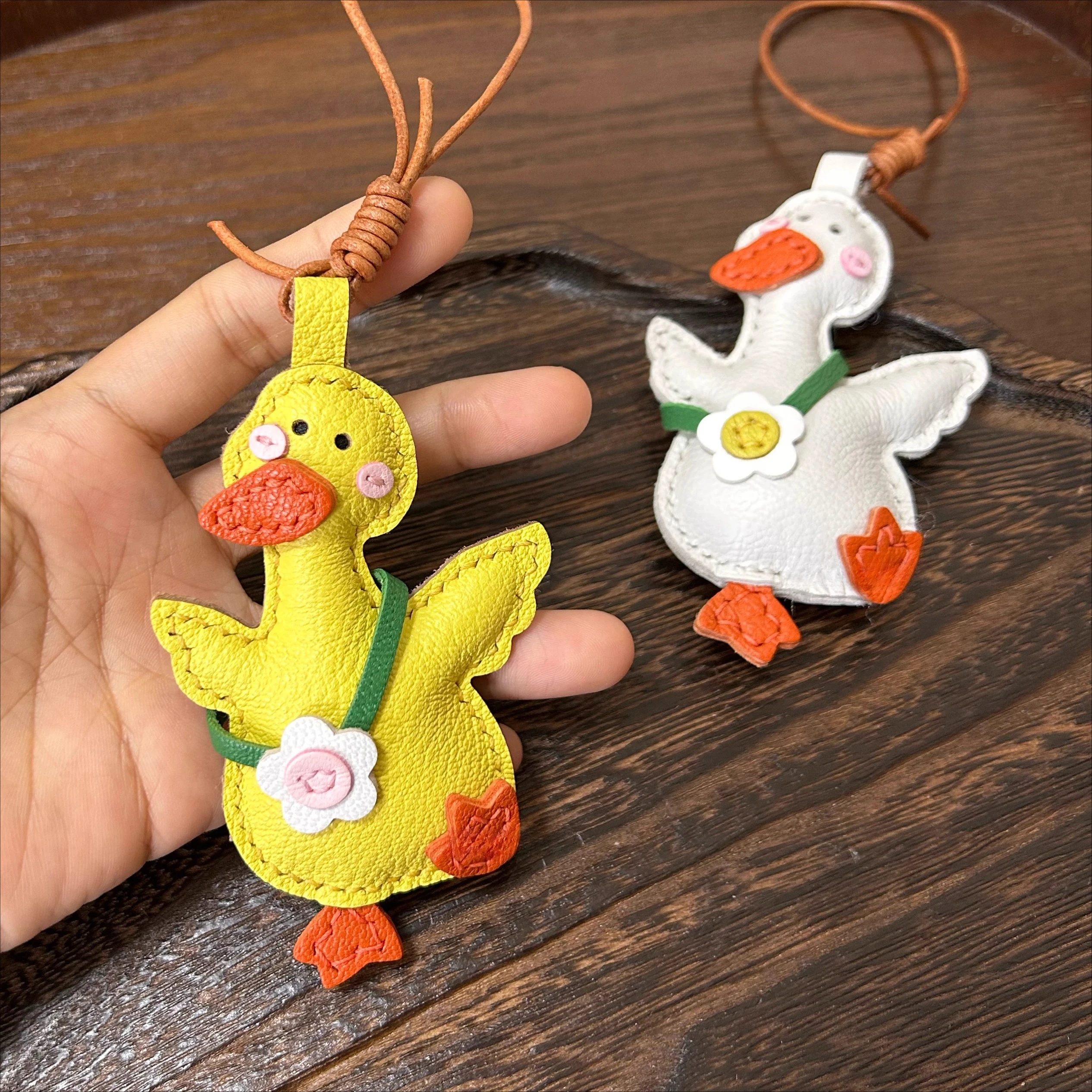 

Imported leather little yellow duck pendant, refueling duck bag, trailer key pendant, leather bag, pet school bag pendant cute