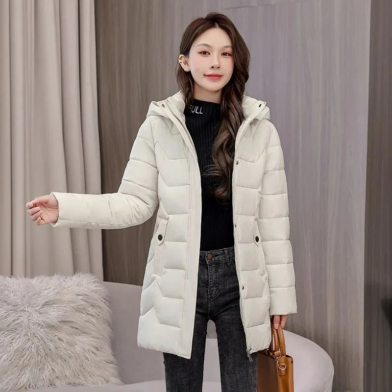 เสื้อโค้ทผู้หญิงฤดูหนาวทรงโอเวอร์ไซส์ อุ่นหนา ผ้าฝ้าย รุ่นใหม่ปี 2025 เสื้อพาร์กาตัวยาวสไตล์เกาหลี ทรงหลวม มีฮู้ด บุผ้าฝ้าย เสื้อแจ็คเก็ตสำหรับใส่ด้านนอก