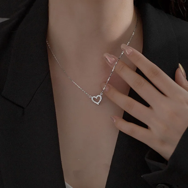 

Sparkling Heart-shaped Women Zircon Pendant Necklace Hollowed Love Heart Collarbone Chain Female Light Luxury Neck Jewelry Gifts