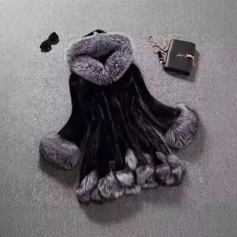 معطف فرو صناعي جديد لعام 2025 للنساء باللون الأبيض والرمادي متوسط وطويل مع قلنسوة مع أزرار معطف مخملي من فرو الثعلب المقلد