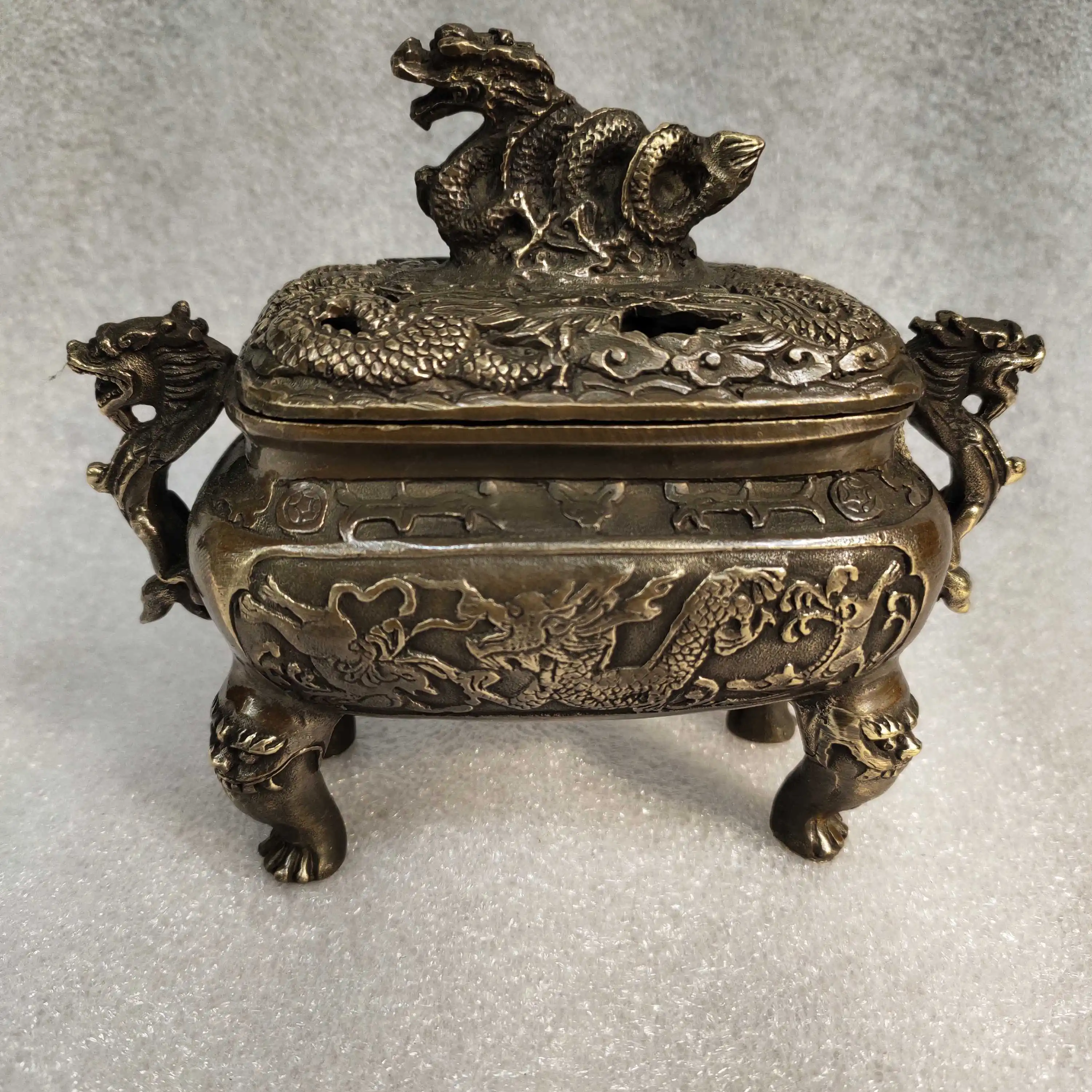 

Antique miscellaneous items, retro craftsmanship, old brass dragon lid incense burner, exquisite craftsmanship, and moist