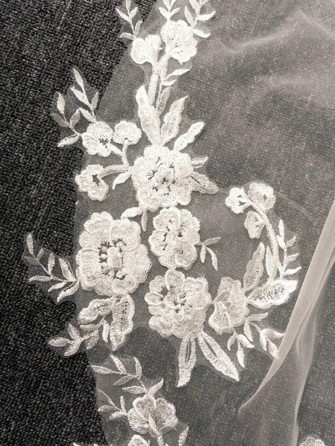 طرحة زفاف أنيقة من طبقة واحدة مزينة بالدانتيل بطول الإصبع حجاب الزفاف مع مشط إكسسوارات الزفاف velo de novia