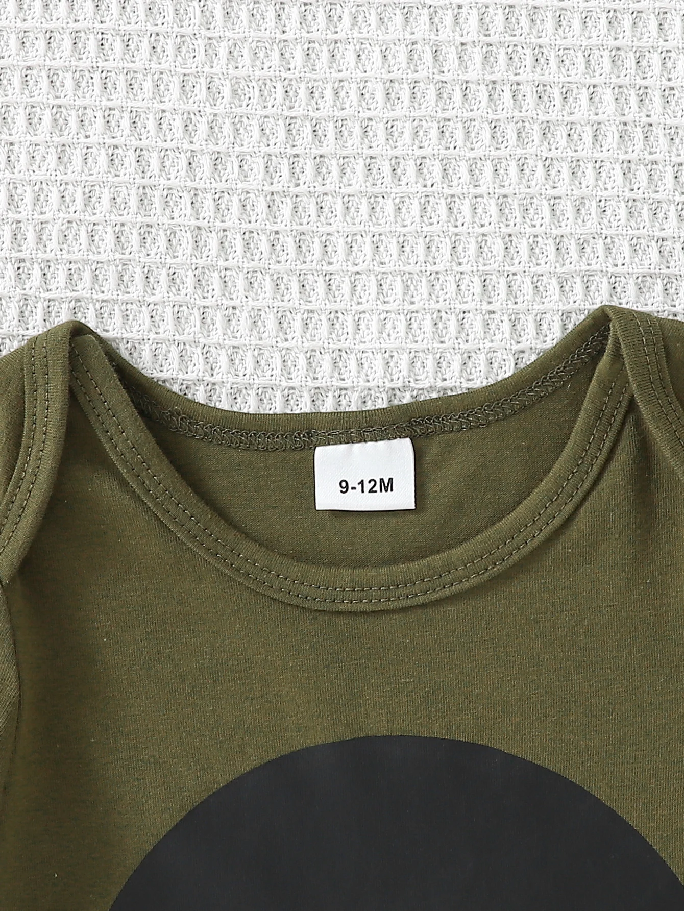 طقم مكون من 3 قطع: بدلة كاجوال مثلثة مطبوعة بأحرف + بنطال طويل مموه + قبعة للربيع والخريف