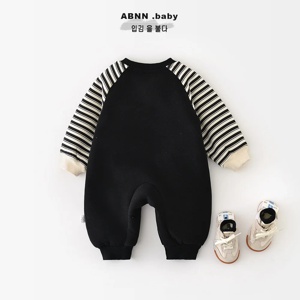 2025 شتاء جديد طفل طويل الأكمام الصوف رومبير الرضع فتاة الكرتون مخطط بذلة زائد المخملية سميكة طفل الملابس الدافئة 0-24 متر