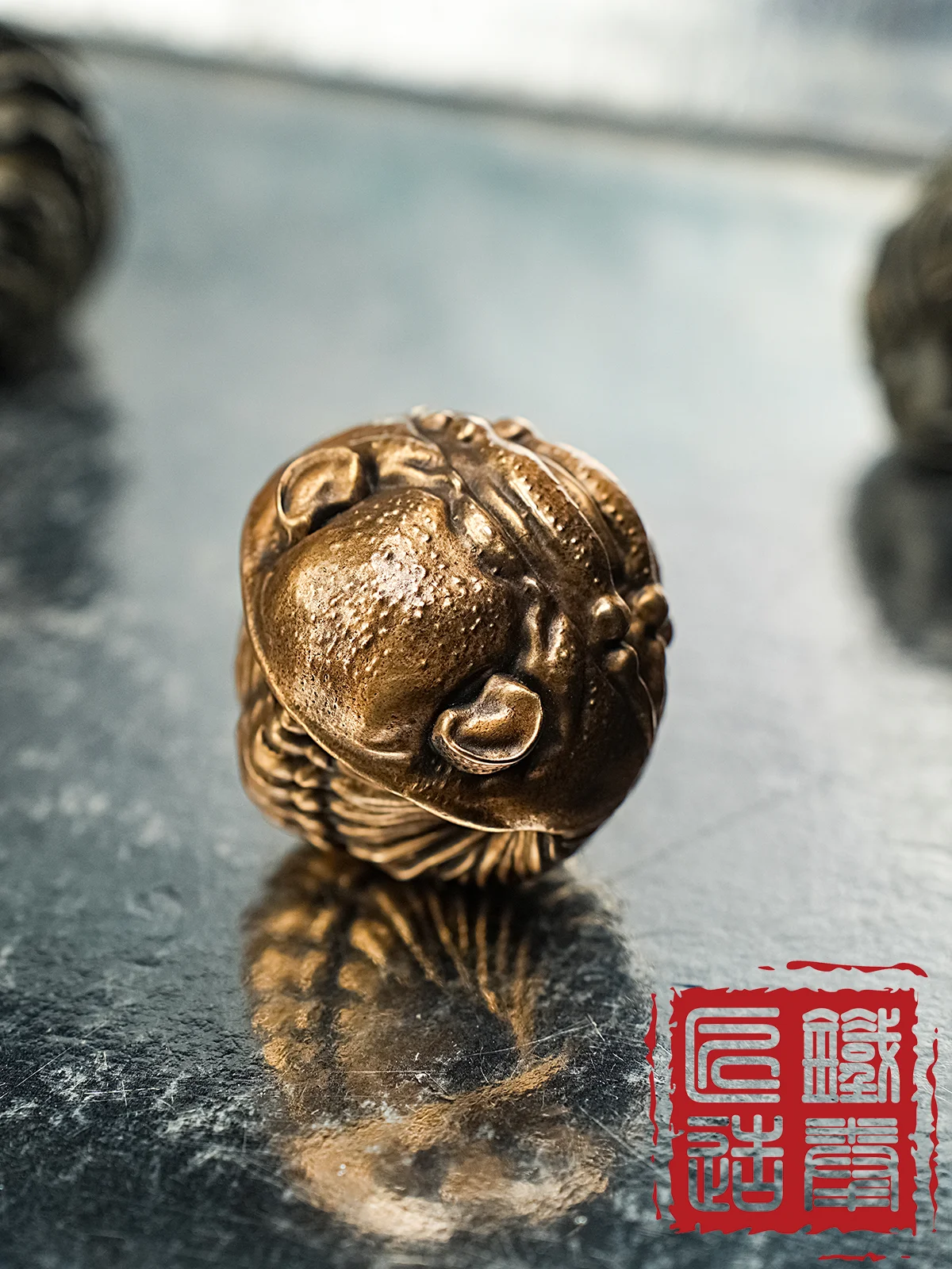 Bronze statue with hidden head of the mirror eye, tortoise, tea ornaments