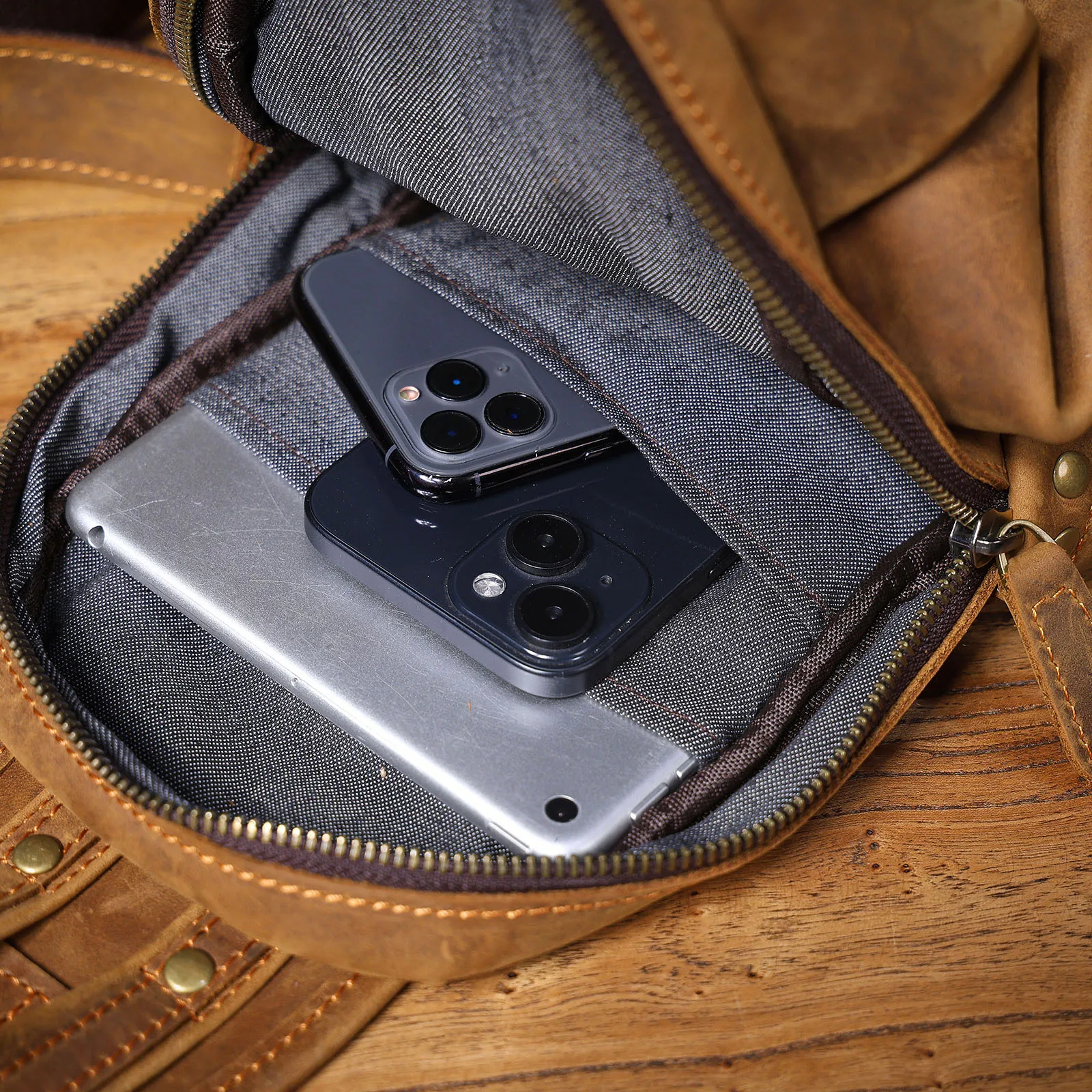 Vintage Echtleder-Umhängetasche für Herren, Vollnarbenleder, Crossbody-Brusttasche, große Kapazität – Detail 13