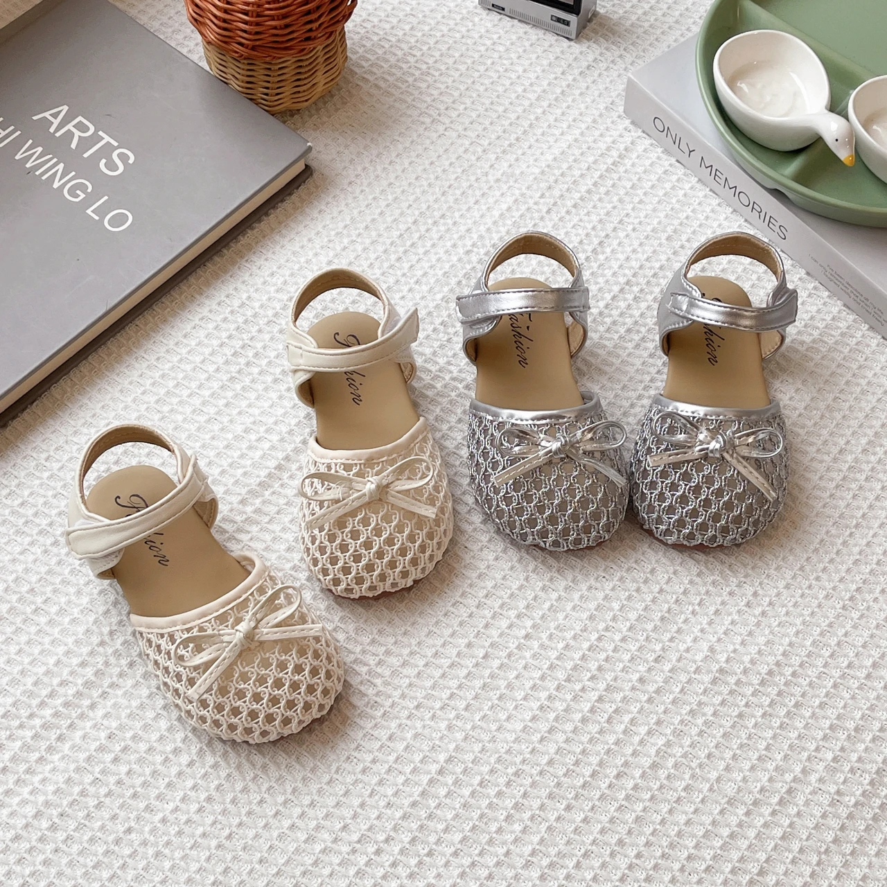 

Летние сандалии для девочек, сетчатые, с закрытым носком, шикарные детские тапочки, на гибкой подошве, легкие, однотонные, детская обувь, размеры 23-33