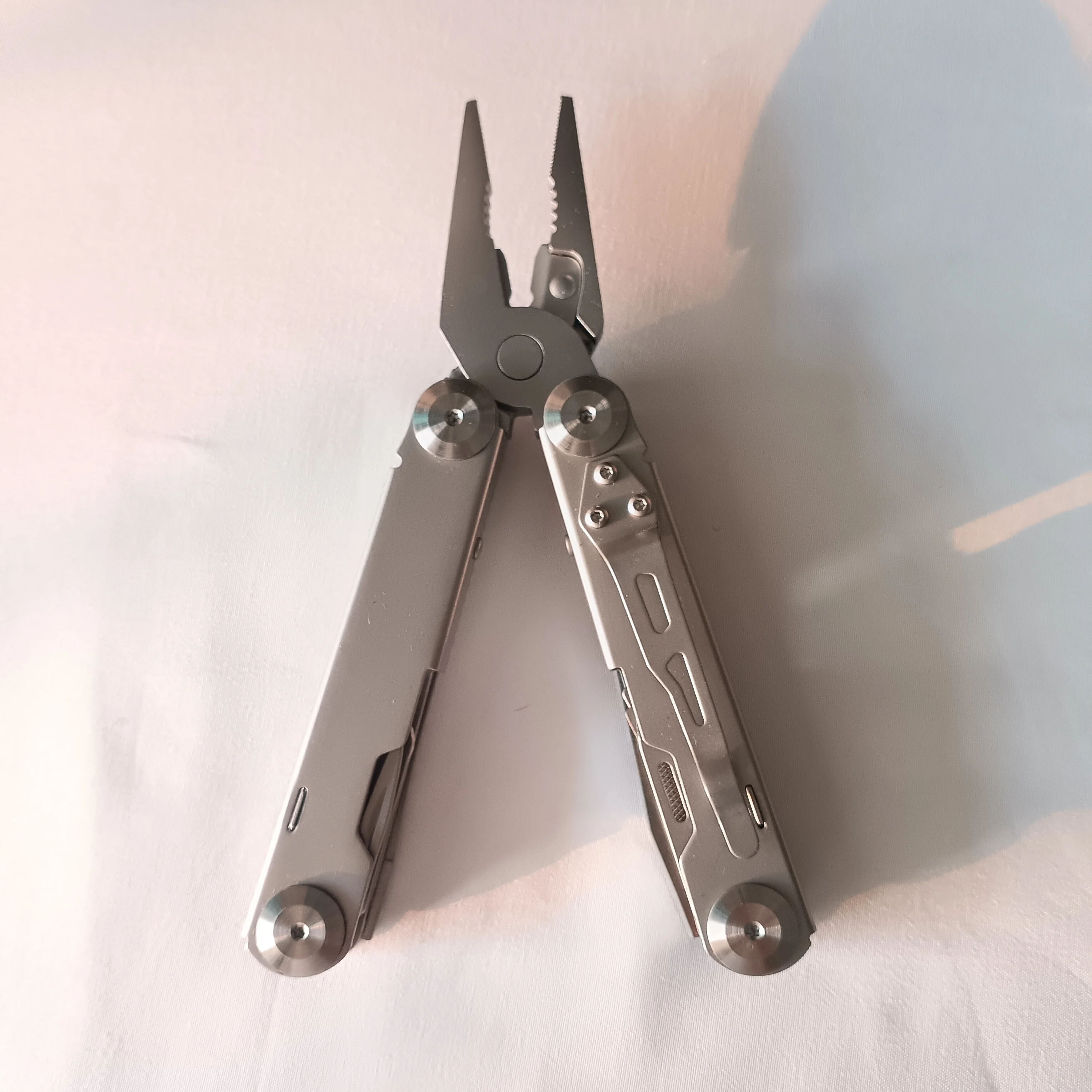 Esta multiherramienta es un excelente regalo para acampar, hacer senderismo, para padres y para cualquier persona que valore el equipamiento práctico y duradero.