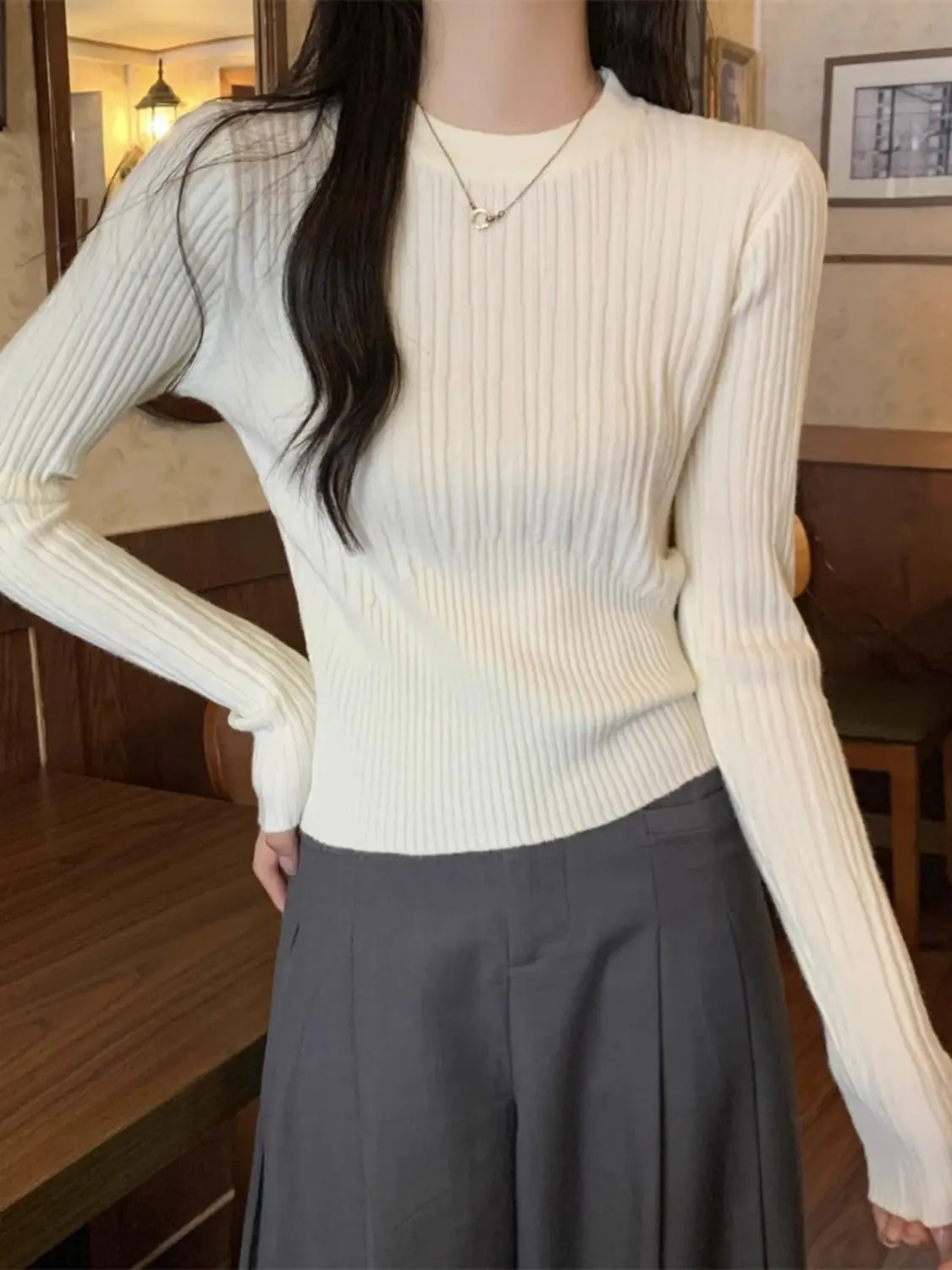 女性用長袖ニットトップ、ハイエンドセーター、ラウンドネックベースシャツ、ユニークなスリムフィット、新しい
