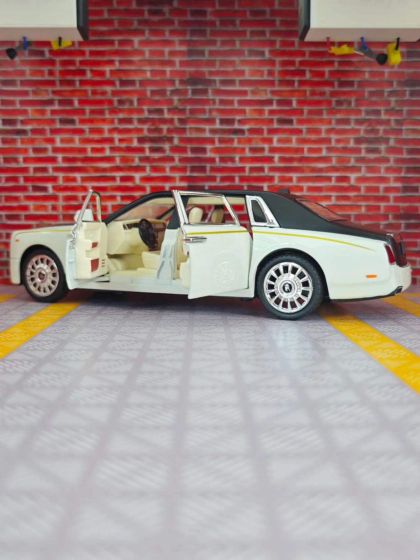 1:24 Simulation Rolls Royce Phantom Alloy Car Model Decoration, Doors and Engine Hood, Trunk can be Opened