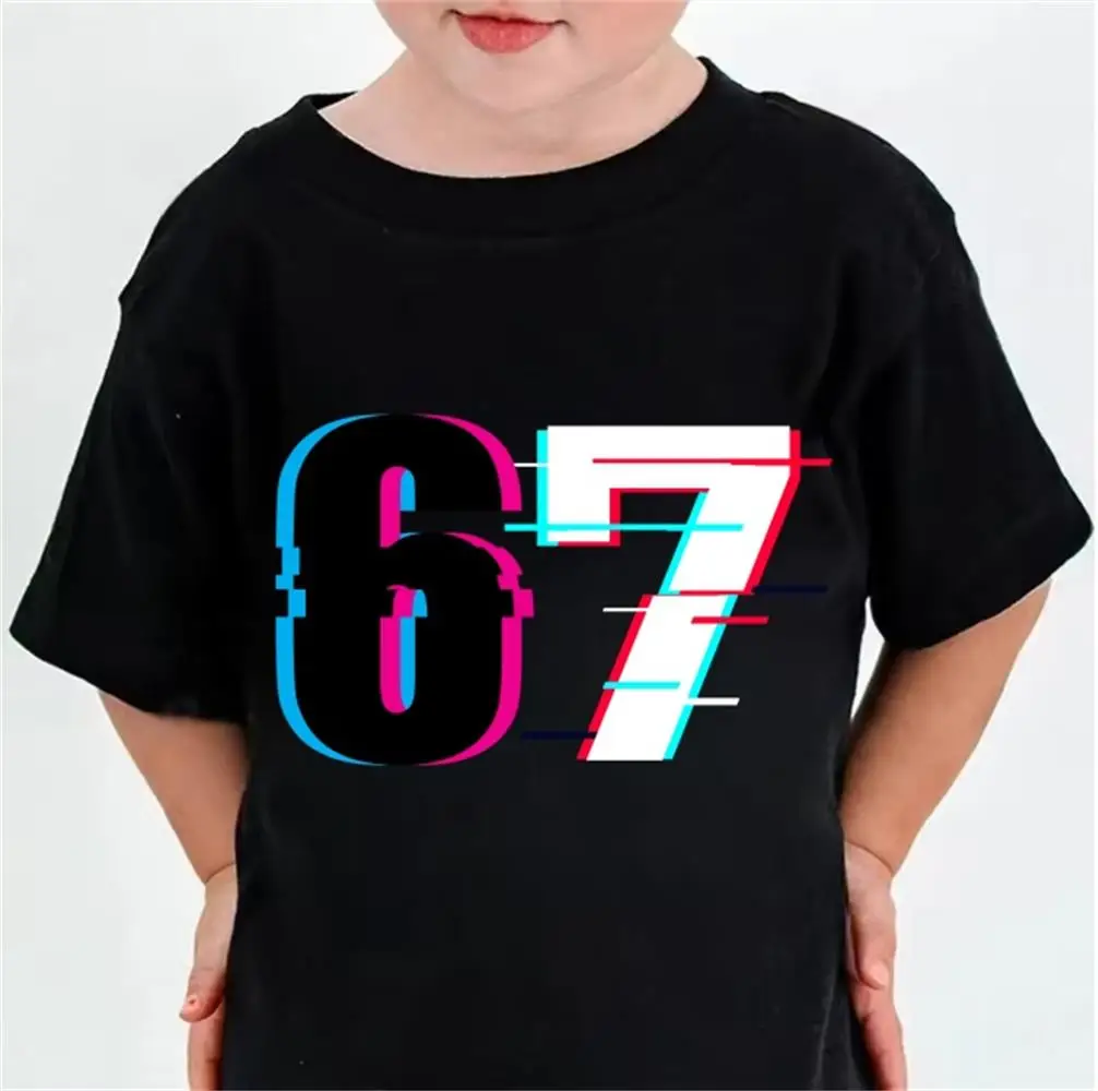

Новая детская футболка Fun Number 67, знак Санта-Клауса и мира — повседневная футболка с короткими рукавами и круглым вырезом для мальчиков, дизайн номеров 67.