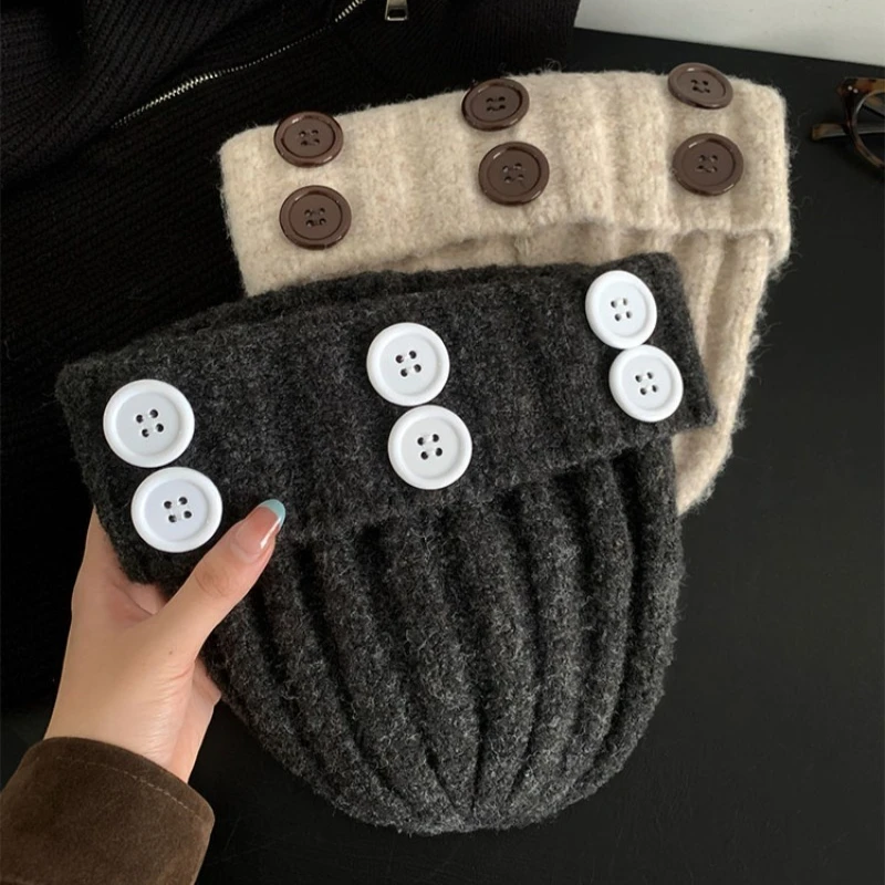 Koreanisches Knopfdesign, Strickmütze für Damen, ideal für Herbst und Winter, hält die Ohren warm, süß und vielseitig, als Mütze oder als Kopfbedeckung. – Detail 5