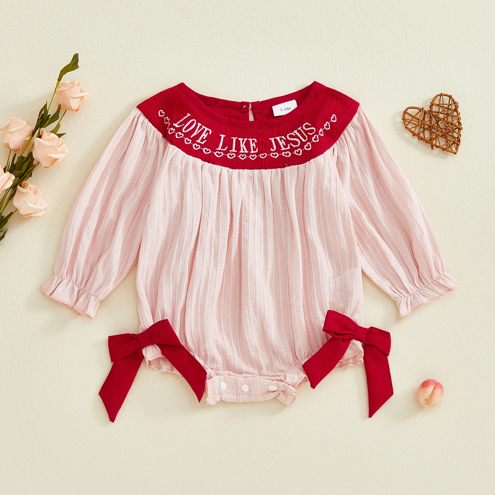 بدلة رومبير للفتيات الصغيرات في عيد الحب مطرزة بحروف على شكل قلب ورقبة دائرية وأكمام طويلة مع فيونكة