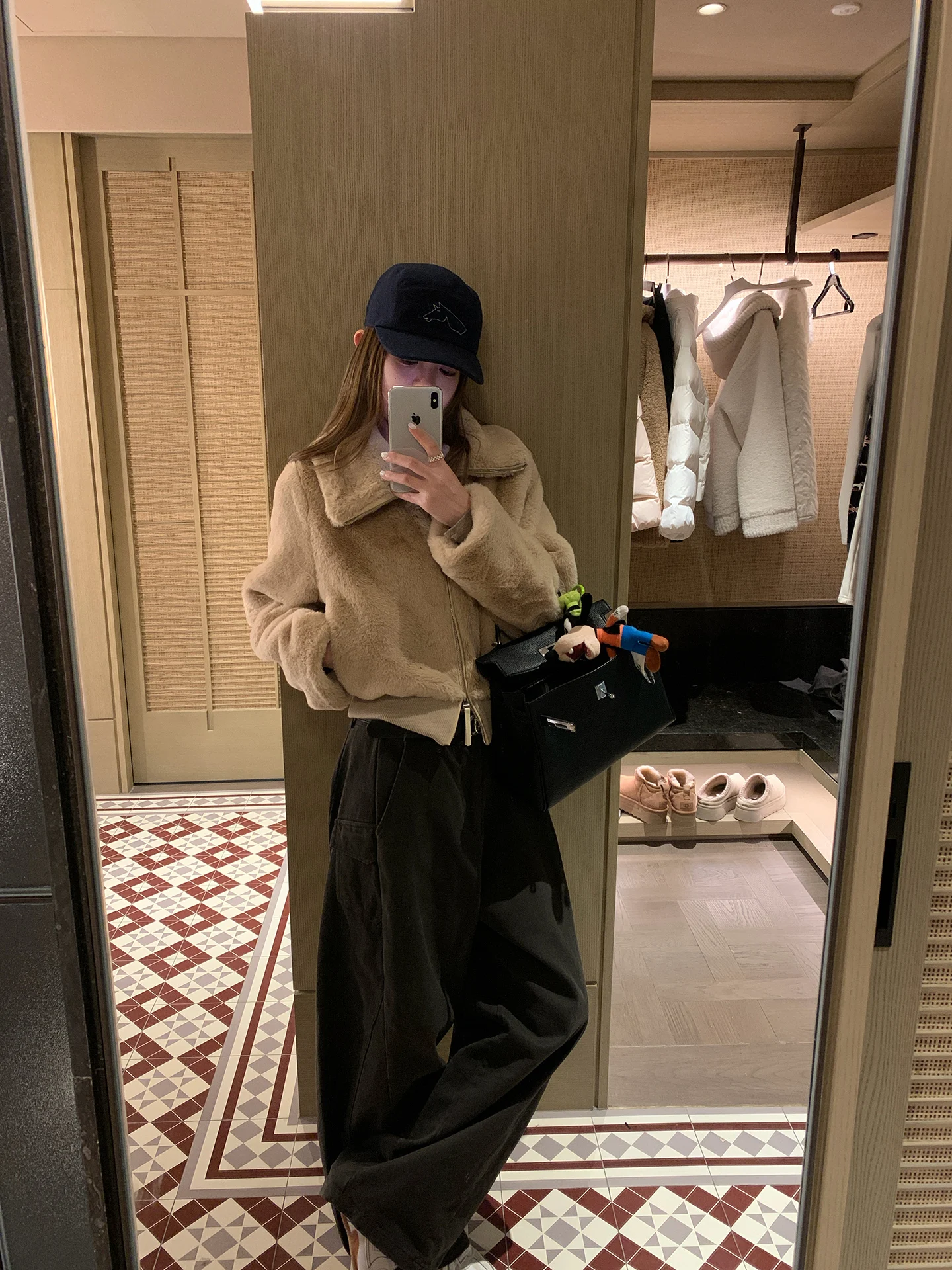 

Yoyozizhi Anna Eco-Friendly Fur Collar Warm And Comfortable to Wear Women's Outerwear Korean Sle Long Sve Zipper Closure