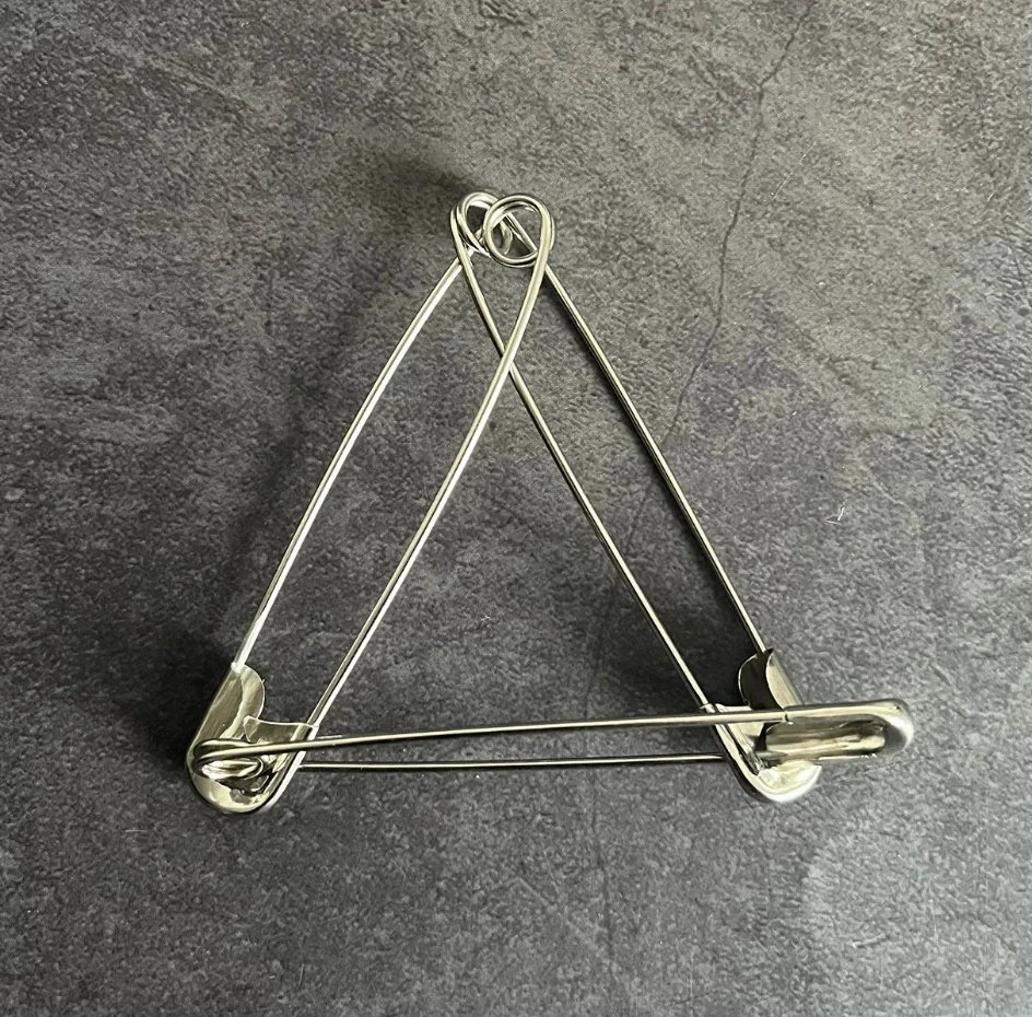 

Linking Clips Close up Magic Tricks Visual Effect Three Linking Pins Clip Penetration Mentalism Magia Street Illusion Gimmick