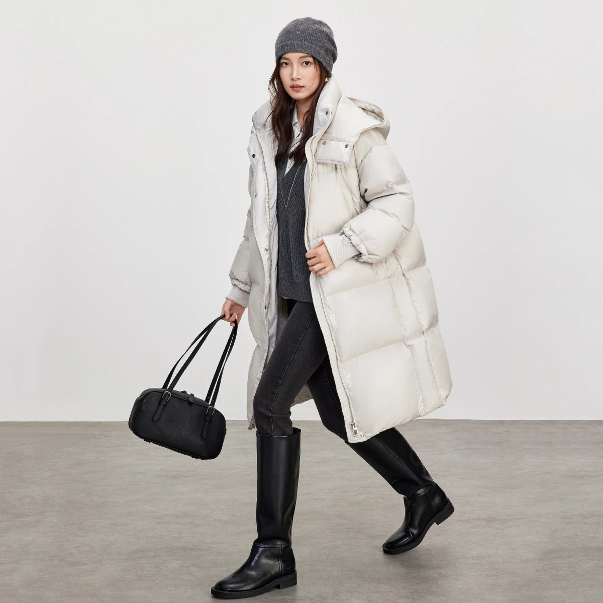 เสื้อแจ็คเก็ตขนเป็ด SENTUBILA รุ่นยาวสำหรับผู้หญิง ฤดูหนาว 2025 ทรงหลวม อุ่นสบาย ตัดต่อผ้ากันลม คอตั้ง รุ่น W44Y80022