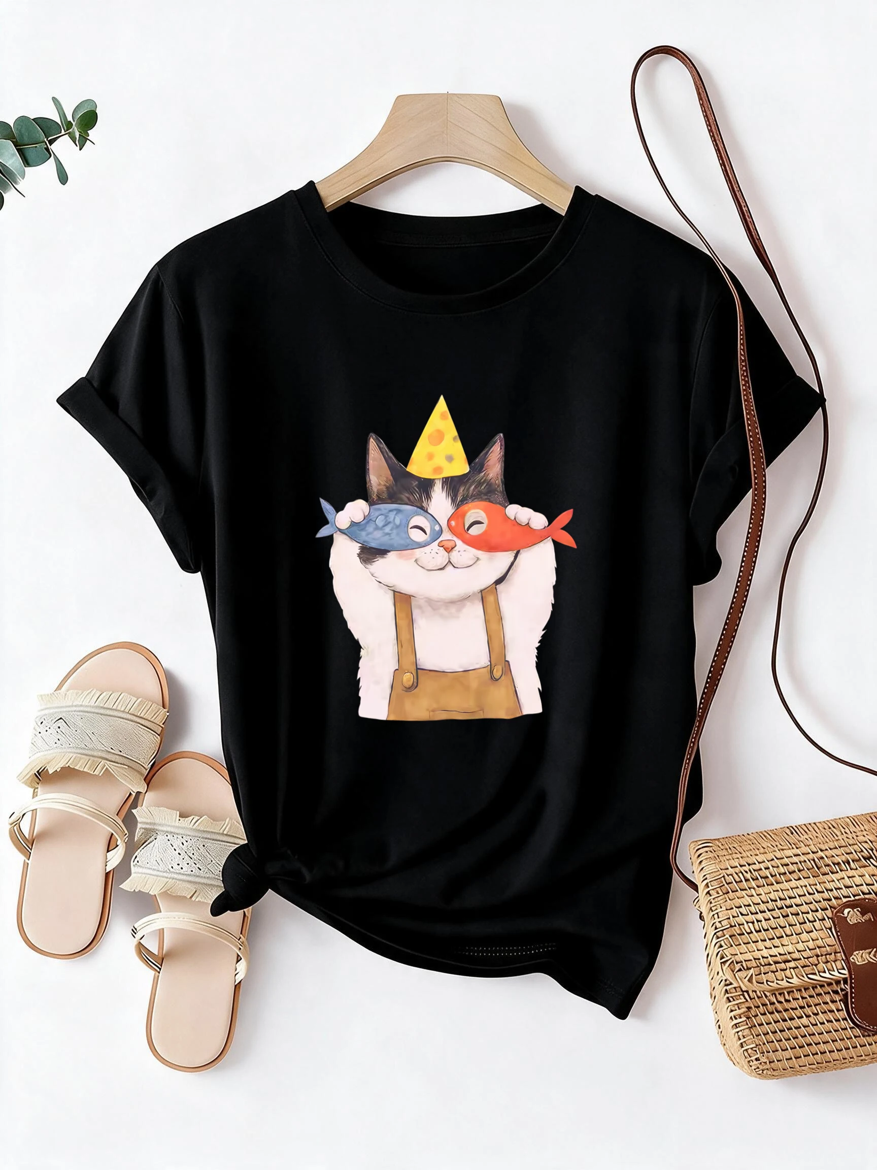 A Little Cat Holding Two Fish Print Crew Neck Short Sleeve T Shirt Women's Graphic Y2k Tees Tops Vintage T-shirt Clothes Female