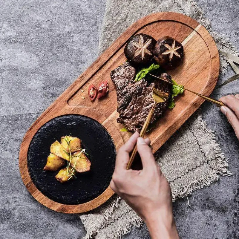 

Японская тарелка для пиццы — деревянные поддоны и черная тарелка из шифера с макетной доской для торта, стейком и разделочной доской для использования в кухонных принадлежностей