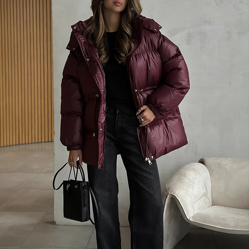 BKLD 2025 سترات سترة مبطنة بالقطن برباط للنساء بياقة بقلنسوة وطيات بسحّاب ملابس خارجية دافئة للخريف والشتاء