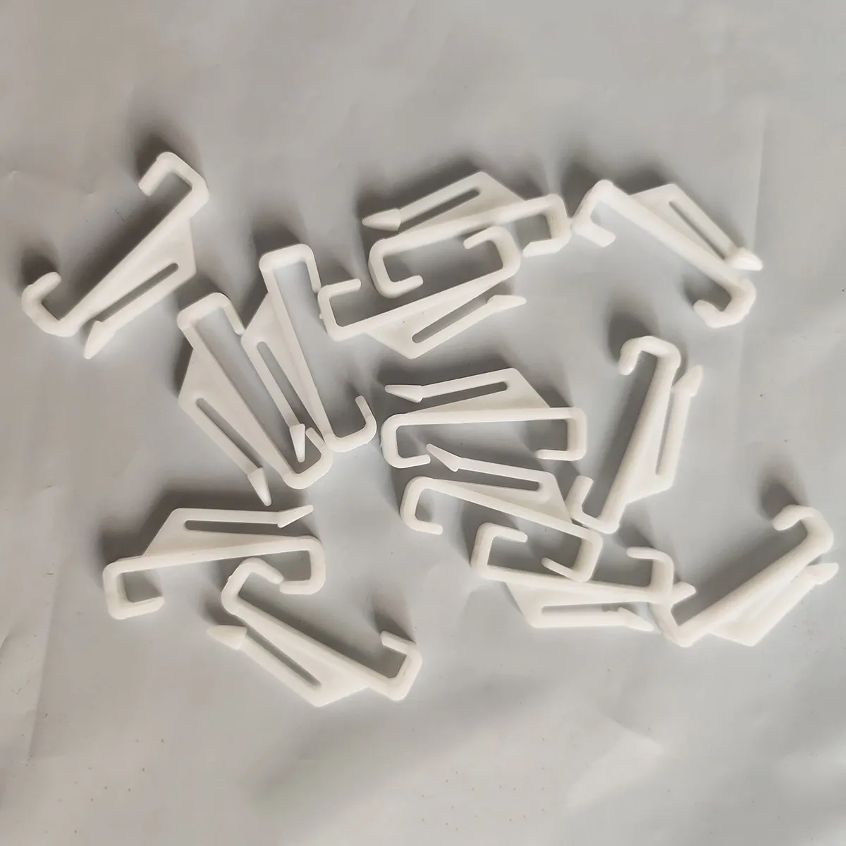 50Pcs Curtain Track Glider Hooks Bean Sprout Shape Plastic Rod Slides for Window Door Shower Curtains Traversing Curtain Slider