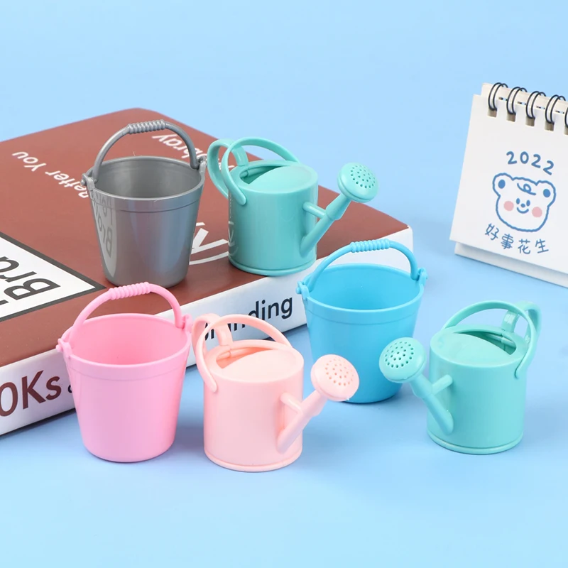 1 セットプラスチックドールハウスミニチュアバケツじょうろモデル植物散水ツール家庭菜園の装飾子供のおもちゃミニ家具