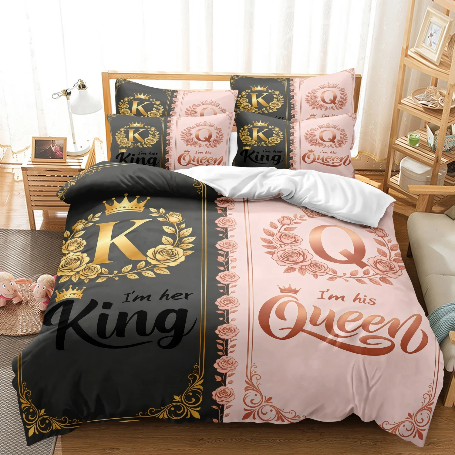 Conjunto de capa de edredão para casal, 3 peças, cor cinza, rosa e dourada, com motivos de coroa e rosas, para um ambiente romântico, ideal para decoração de casa e aniversários de casamento.