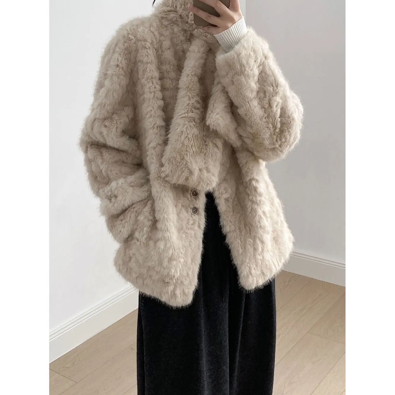 

2025 Women Winter Warm Furry Coat With Scarf Faux Fur V-Neck Single Button Coat Windbreak Jacket Women Tops Coat Casaco Feminino